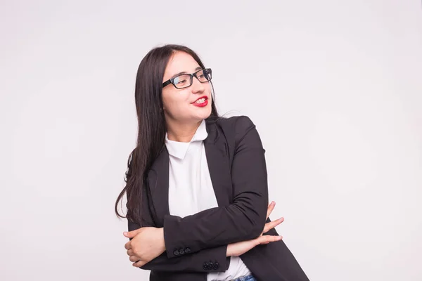 Joven estudiante asiática o dama de negocios con gafas sobre fondo blanco — Foto de Stock