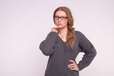 Ciddi öğrenci kadın kopya alanı beyaz zemin üzerine gözlük ile