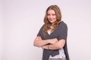 Moda, stil ve insanlar kavramı - beyaz arka plan kopya alanı ile çapraz kollarına çekici genç kadın