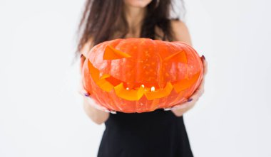 Cadılar Bayramı ve tatil kavramı - yakın bir cadı kadın Jack Olantern kabak ile