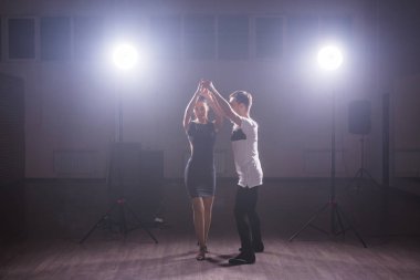 Yetenekli dansçılar konser ışık ve duman altında karanlık odada gerçekleştirme. Şehvetli çift bir sanatsal ve duygusal çağdaş dans performans