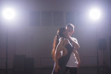 Aktif mutlu yetişkinler dans sınıfında birlikte dans ediyorlar.