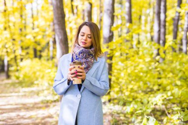 Paket servisi olan restoran kahve bir fincan sonbaharda sokak tutan çekici kadın