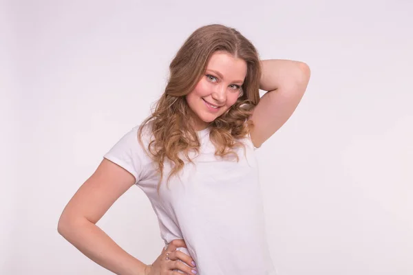 Jovem sorrindo mulher loira posando sobre fundo branco — Fotografia de Stock