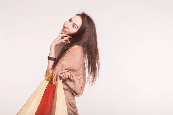 Portret van mooie Aziatische vrouw met boodschappentassen op witte achtergrond met kopie ruimte — Stockfoto
