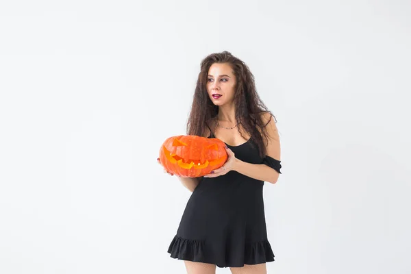Halloween koncept - hračkářství s pumpkin Jack-o lucernou na světlém pozadí s kopií prostor — Stock fotografie
