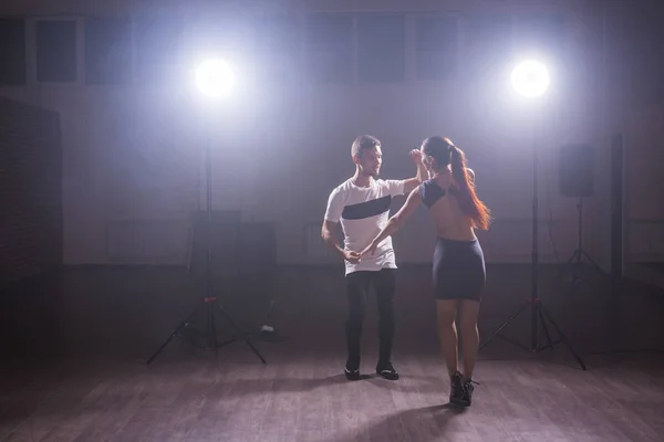 Activos adultos felices bailando bachata juntos en clase de baile — Foto de Stock