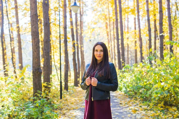 Les gens, la mode et la nature concept belle jeune femme posant dans le parc d'automne — Photo