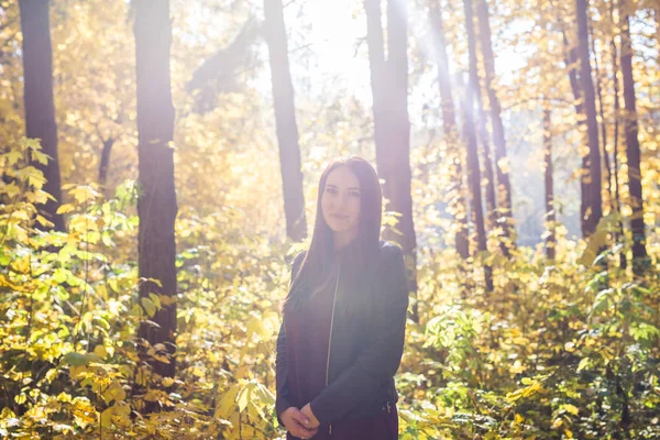 Mooie jongedame in herfst park. Val en seizoen concept — Stockfoto