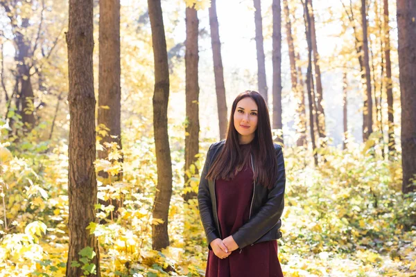 Saison, automne et concept de personnes - Portrait d'une belle femme brune en automne nature — Photo