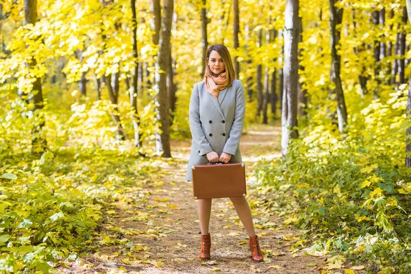 Otoño, la naturaleza y el concepto de personas - Mujer hermosa joven en abrigo gris en la naturaleza otoño —  Fotos de Stock