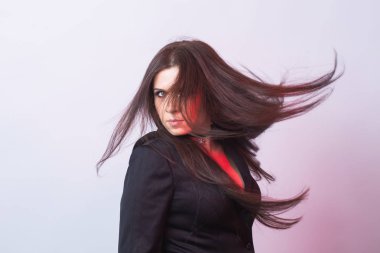 Kadın cadı olarak. Beyaz arka plan üzerinde Halloween ve karnaval kavramı