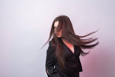 Kadın cadı olarak. Beyaz arka plan üzerinde Halloween ve karnaval kavramı