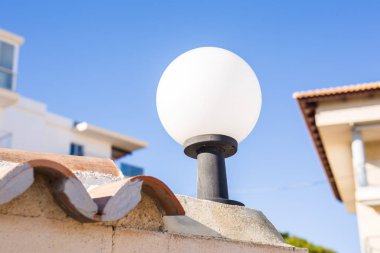 Sokak lambası açık. Eski sokak ışık moda