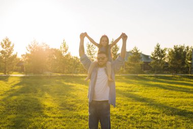 Babalık, Aile ve çocuk kavramı - baba ve eğleniyor ve doğada oynayan kız.
