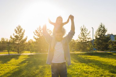 Babalık, Aile ve çocuk kavramı - baba ve eğleniyor ve doğada oynayan kız.