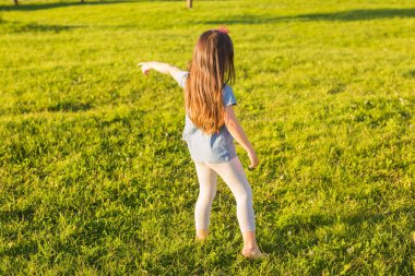 Mutlu kız yaz parkta eğleniyor.