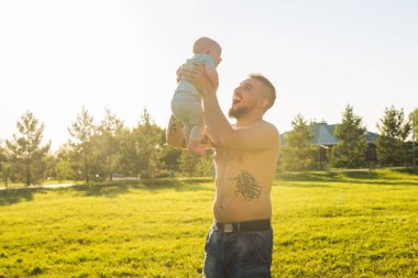 Mutlu baba bebek evlat, Bebek hava atma tutarak. Mutlu aile, babalar günü ve çocuk kavramı.