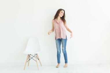 Tam uzunlukta kopya alanı beyaz zemin üzerine genç bayan portresi