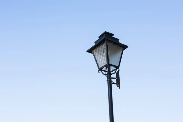 Sokak lambası açık. Eski sokak ışık moda — Stok fotoğraf