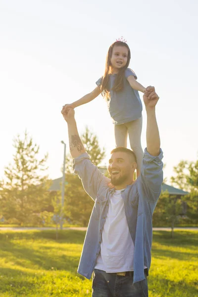 Concept de paternité, famille et enfants - Père et fille s'amusent et jouent dans la nature . — Photo