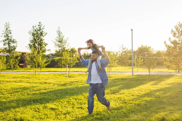 Concept de paternité, famille et enfants - Père et fille s'amusent et jouent dans la nature . — Photo