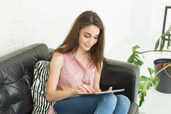 Ελεύθερος επαγγελματίας, blogging και τεχνολογία έννοια - νεαρή γυναίκα χρησιμοποιώντας ψηφιακό tablet στο σπίτι — Φωτογραφία Αρχείου