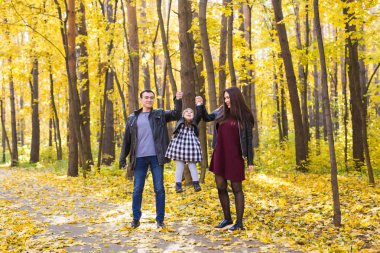 kişi, Aile ve eğlence kavramı - sonbahar Park'ta yürüyordunuz genç kızı olan aile
