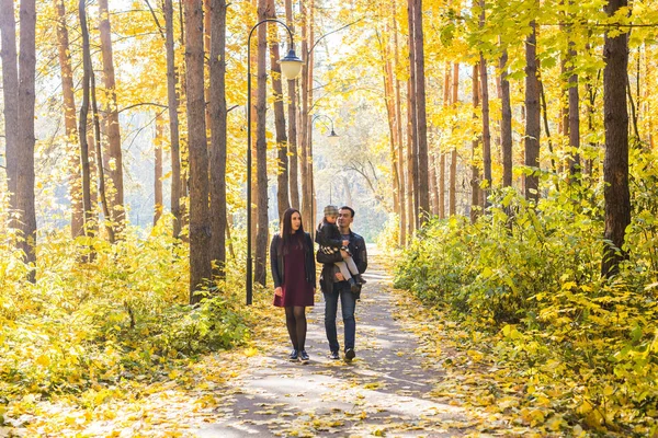 Parques, natureza e conceito de família - Família feliz no parque de outono — Fotografia de Stock