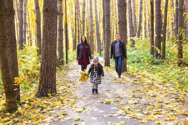 Kişi, Aile ve eğlence kavramı - karışık yarış babası ve annesi kızları ile Sonbahar Park eğlence var — Stok fotoğraf