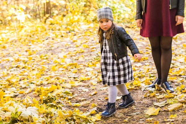 Család, a gyermekek és a szezon koncepció - séta az őszi park boldog gyerek, kislány. — Stock Fotó