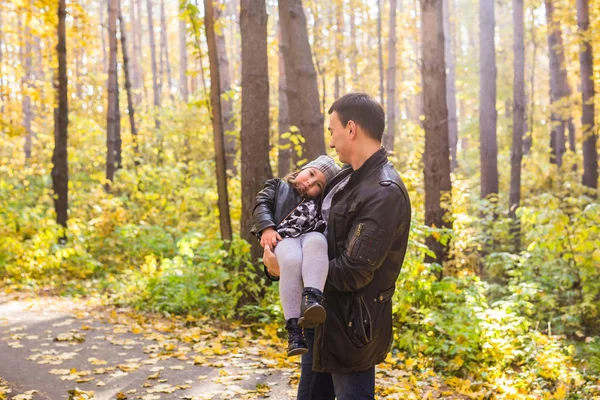 Heureux père de famille et fille enfant lors d'une promenade dans le parc d'automne — Photo