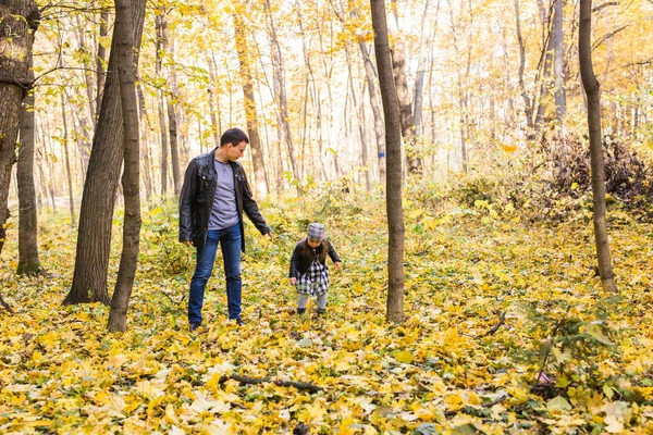 Gelukkig gezin vader en kind dochter op een wandeling in de herfst park — Stockfoto
