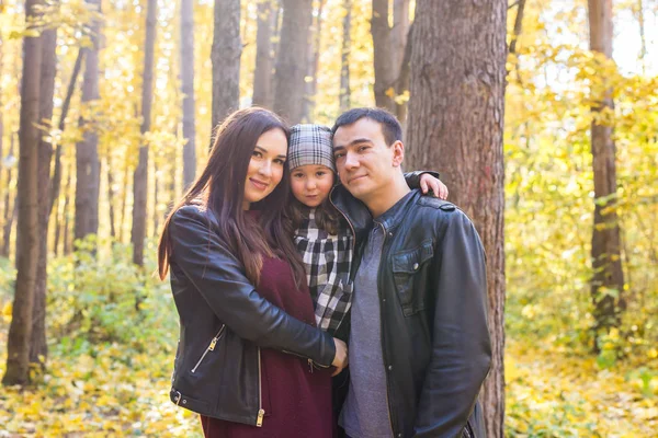 Crianças, natureza e conceito de família - Retrato de família feliz sobre fundo do parque de outono — Fotografia de Stock