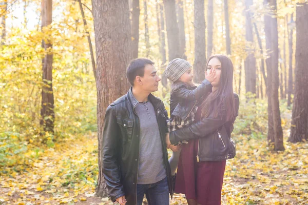 家族、秋、人々 コンセプト - 若い家族で秋の日に公園を歩いて — ストック写真