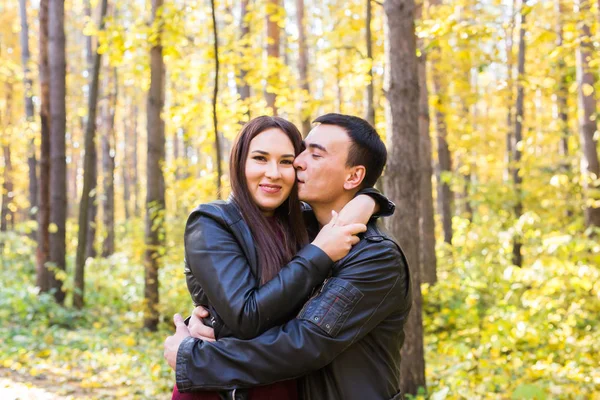 Linda pareja al aire libre en otoño. Joven hombre y mujer en otoño naturaleza — Foto de Stock