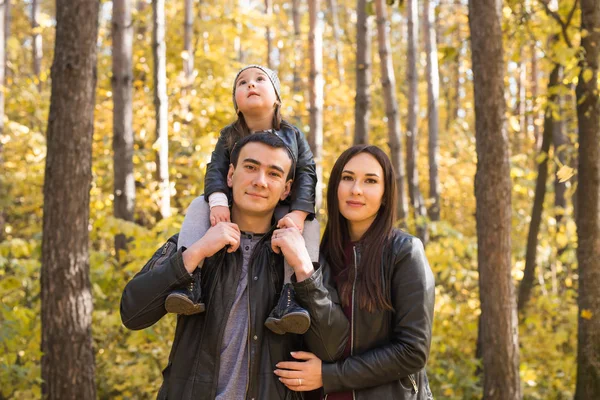 Děti, příroda a koncepce - portrét rodina nad podzimní park pozadí — Stock fotografie