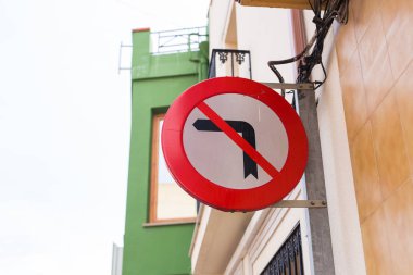 Hayır sola dönün işareti sokakta.