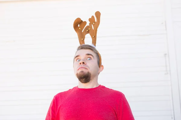 Urlaub, Weihnachten und Menschen-Konzept - überraschter Mann im Weihnachtskostüm vor weißem Hintergrund — Stockfoto