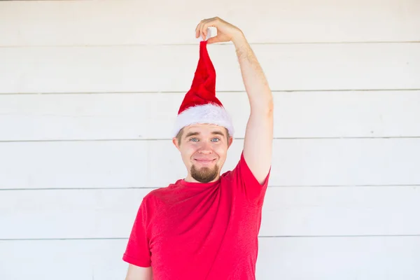 Feestdagen, kerst en kleding concept - grappige kerel in santa kostuum poseren op witte achtergrond — Stockfoto
