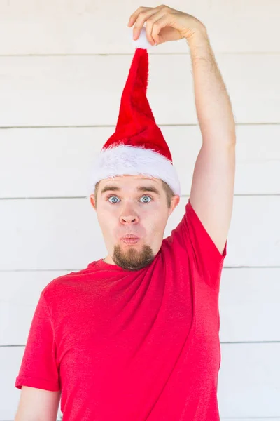 Feestdagen, kerst en kleding concept - verrast grappige kerel in santa kostuum poseren op witte achtergrond — Stockfoto