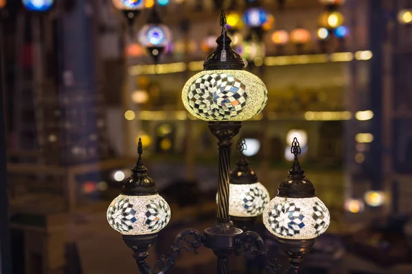 Renkli Türk mozaik lambalar oryantal geleneksel ışık — Stok fotoğraf