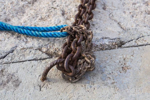 Corda di ancoraggio e catena nel porto marittimo — Foto Stock