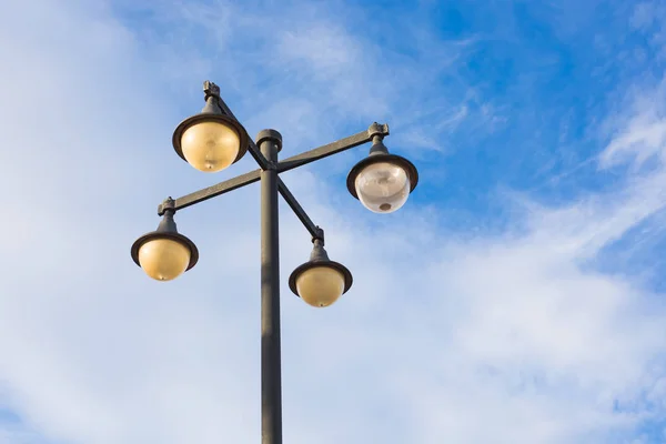 Lâmpada de rua exterior. Old Fashioned Street Light no fundo azul — Fotografia de Stock