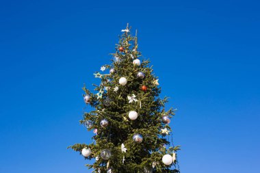 Mavi gökyüzü karşı büyük festival Noel ağacı