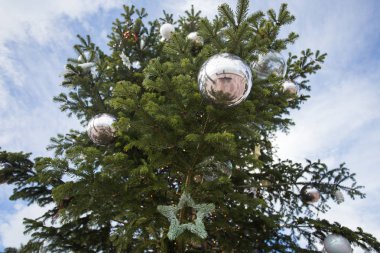 Tatil ve dekorasyon konsepti - açık dallarında topa Noel