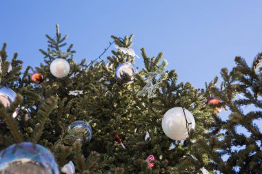 Tatil ve dekorasyon konsepti - açık dallarında topa Noel