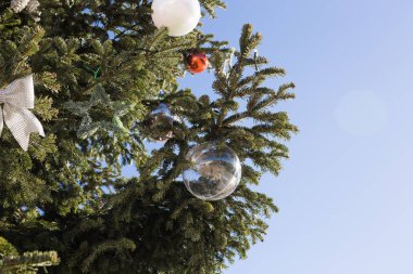 Tatil ve dekorasyon konsepti - açık dallarında topa Noel