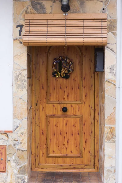 Urlaub, Dekoration und Winterkonzept - traditioneller Adventskranz an der Tür — Stockfoto