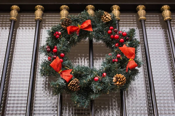 Férias, decoração e conceito de inverno - coroa de Natal tradicional — Fotografia de Stock